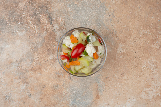 盘子美味的蔬菜放在大理石的玻璃板上美味花椰菜西红柿