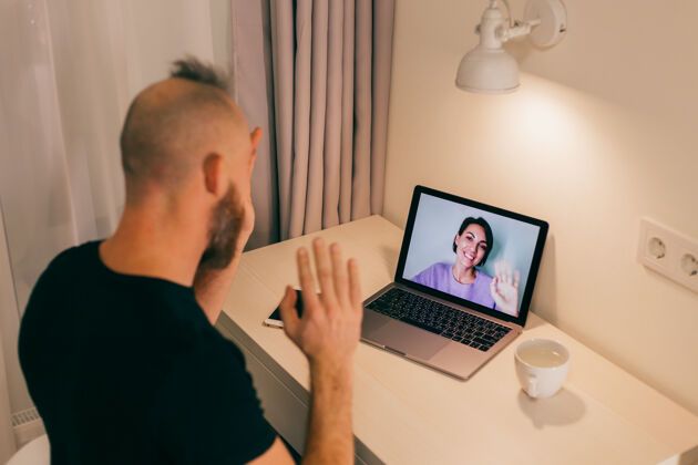 交流男人在家里玩游戏 用卧室里的笔记本电脑给他的朋友妻子女朋友打电话网络关系女性面孔