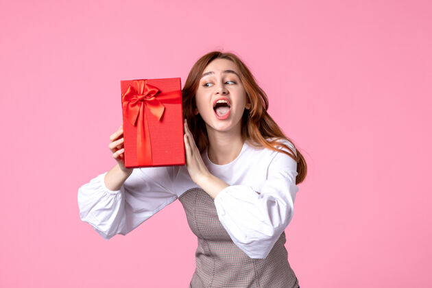 包装正面图：年轻女性 红色包装 粉色背景 相亲日期 三月 横向性感礼物 女性照片 金钱香水年轻女性礼品