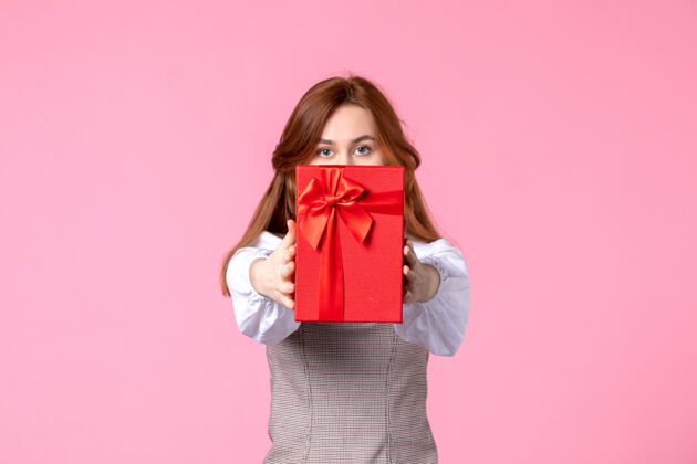 礼品前视年轻女性 红色包装 粉色背景 相亲日期 三月横向性感礼物 香水 女士照片 钱礼品年轻女性包装