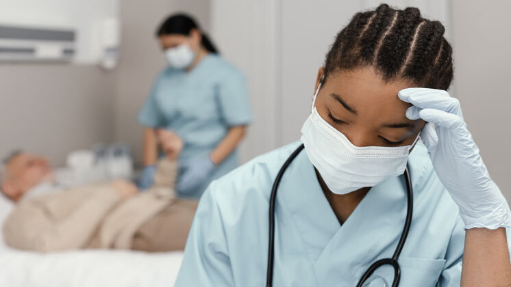 面具戴上口罩接近医护人员病人医学女人