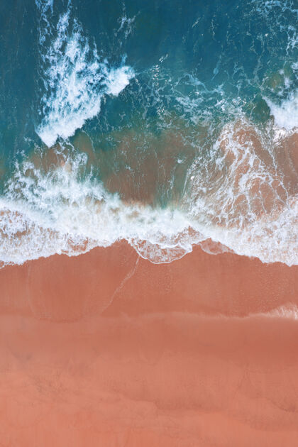 海岸鸟瞰粉色海滩和蓝色海浪海景粉红海滩放松