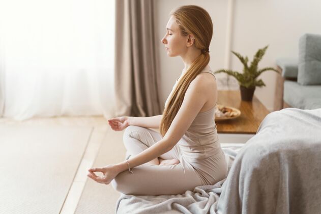 瑜伽侧视年轻女子在家打坐冥想年轻肖像