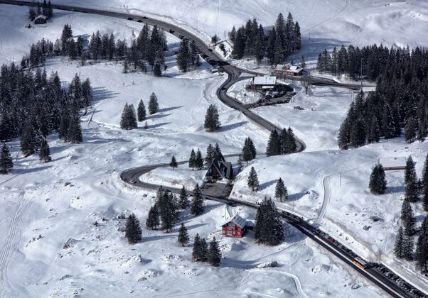 瑞士雪山上铺满了道路和树木斜坡路树