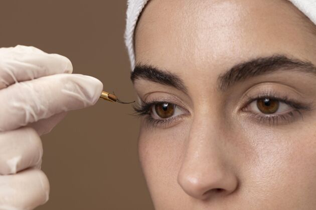 眉毛治疗给客户做睫毛护理的女人眉毛护理治疗