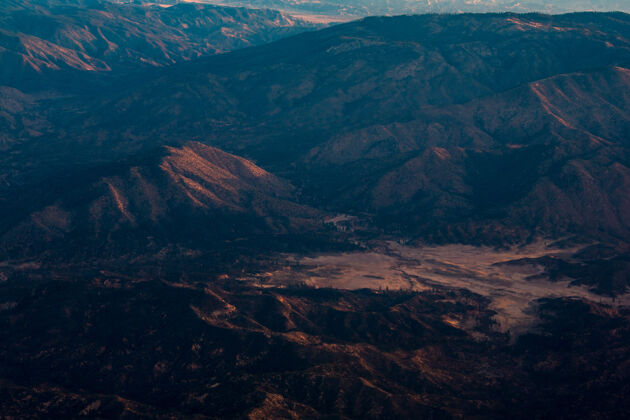 鸟瞰高山航空摄影岩石山脉峡谷