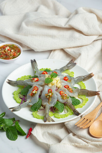 生的泰国菜；辣鱼露虾营养纤维草药