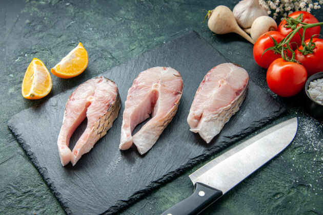 软体动物顶视图新鲜鱼片 深色表面有红色西红柿海鲜海味海水胡椒菜沙拉肉沙拉海鲜