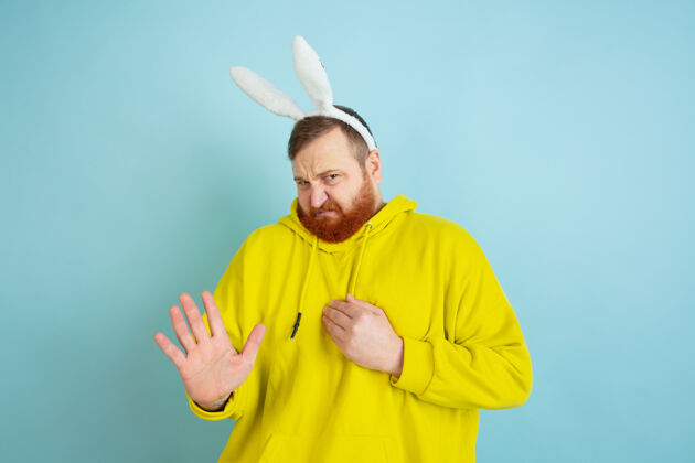 Crazy复活节兔子耳朵的大胡子男人HuntingSpringFashion