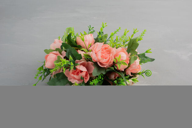 花卉在灰色的桌子上放着一束美丽的粉红玫瑰花卉玫瑰顶视图