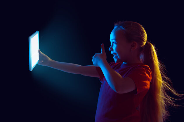 工作霓虹灯下拿着平板电脑的小女孩人现代员工