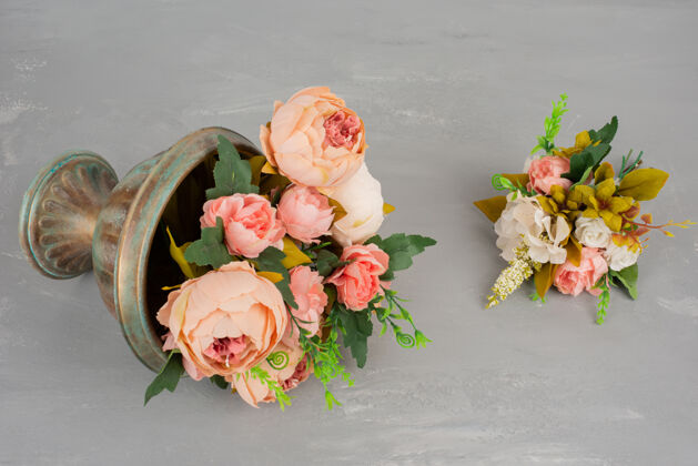花束花瓶里有美丽的粉红色和白色的花花瓶五颜六色花