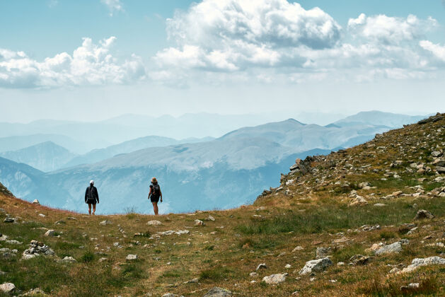 活动徒步旅行者站在法国里维埃拉山边的后视图照片人多云徒步旅行