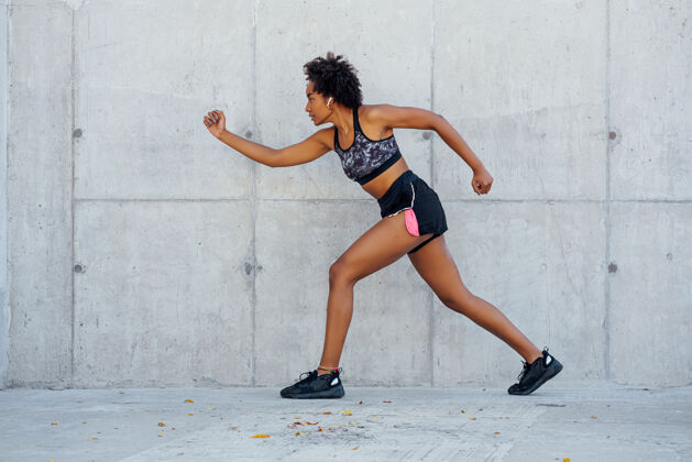 训练非洲女运动员在户外跑步和锻炼运动和健康的生活方式理念锻炼健康运动