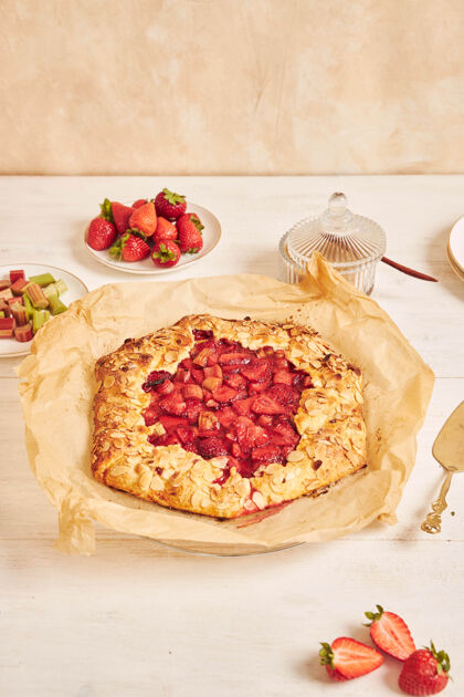 美味美味的大黄草莓没食子酸蛋糕配料在一张白色的桌子上糕点食物蛋糕