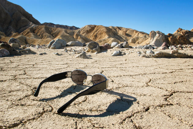 干旱沙漠中的太阳镜 加州死亡谷国家公园棕色山谷无人