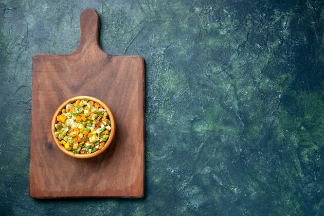 用餐切菜板上的水煮蔬菜沙拉 午餐沙拉食物颜色颜色木头平面图