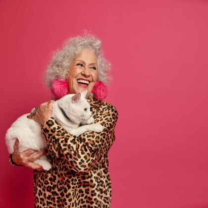 地方幸福的皱纹时尚奶奶与美丽的猫特写肖像垂直白种人乐观