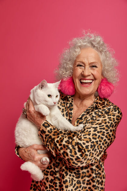 健康幸福的皱纹时尚奶奶与美丽的猫特写肖像垂直护理皱纹