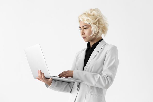 水平中等身材的女人在笔记本电脑上工作最小科技未来