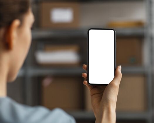 技术用黑屏特写手持手机的女人设备送货服务员工
