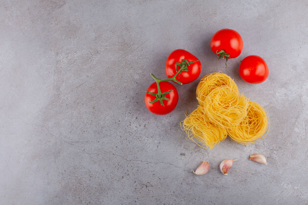 烹饪意大利通心粉配新鲜的红番茄和香料生的菜晚餐