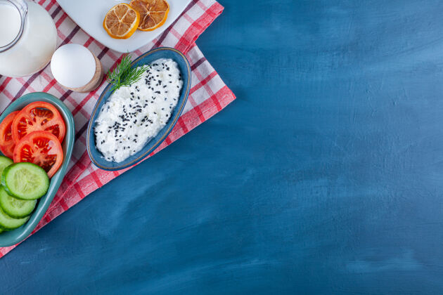 柠檬一份清淡的早餐 茶巾 蓝色奶酪切片美味