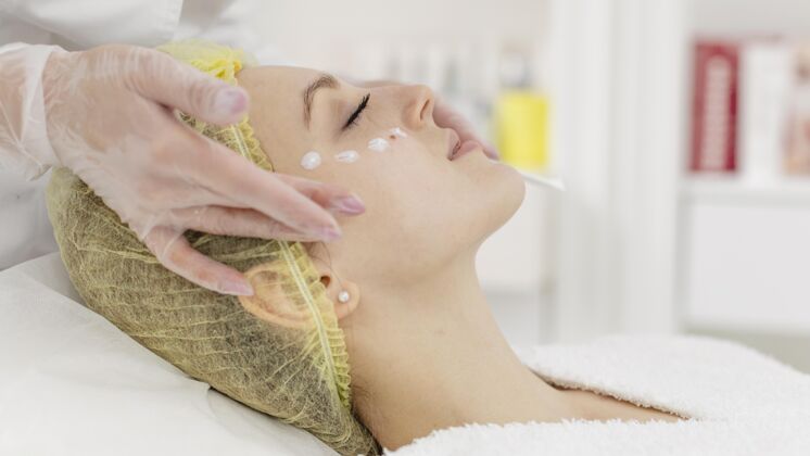 美容院在美容诊所做面部护理的女人面部护理面部护理客户