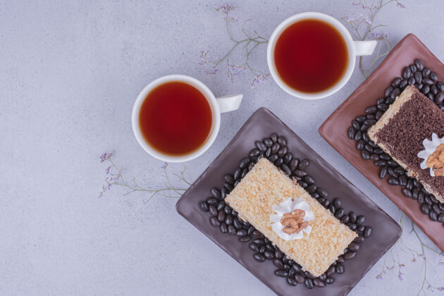巧克力各种各样的梅多维奇蛋糕配两杯茶烹饪面粉饼干