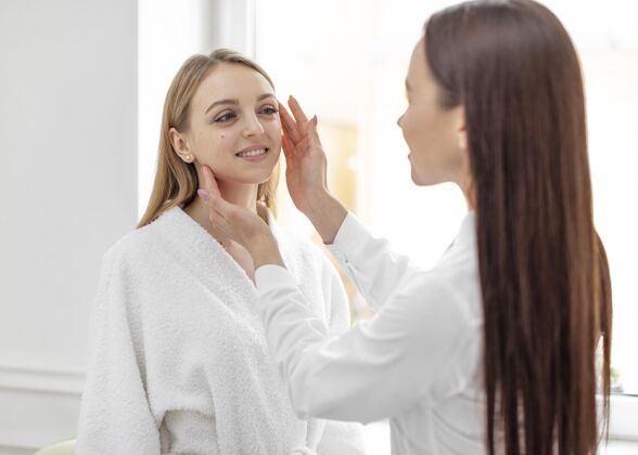 女性美容师在诊所咨询客户化妆品美容院治疗