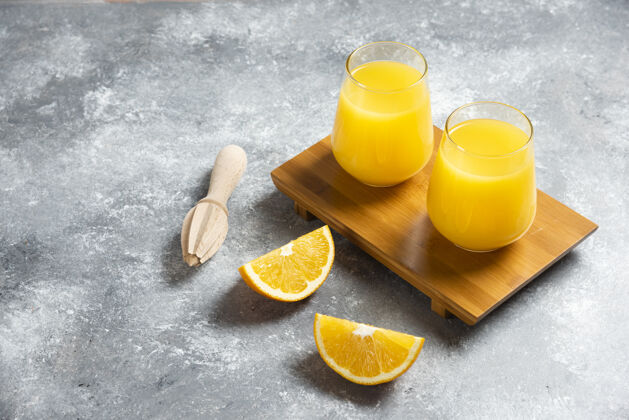 食物一杯橙汁和一把木铰刀维生素玻璃木材