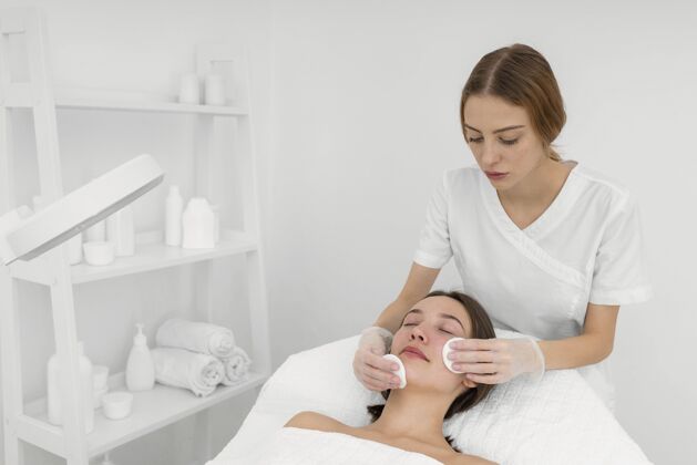 美容院美容院的女性客户 用清洁盘进行面部护理美容护理女人美容治疗