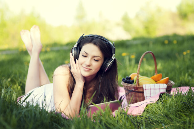 音乐听音乐的年轻女子前视图躺着互联网