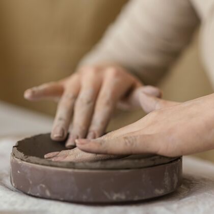 陶器把手靠近粘土手工特写生活方式
