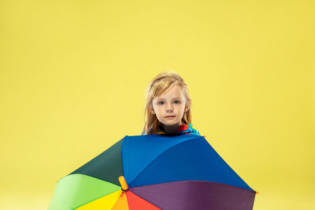 漂亮一个明亮的彩虹伞时尚女孩的全长肖像女性时尚衣服