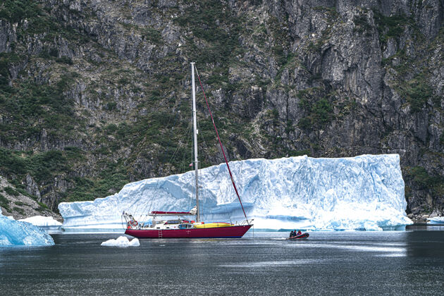 船冰堡旁边的水上红船湖冬天冰