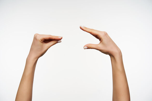 图片特写在精心打扮的女性的手上 通过移动手指模仿对话手指表达手势