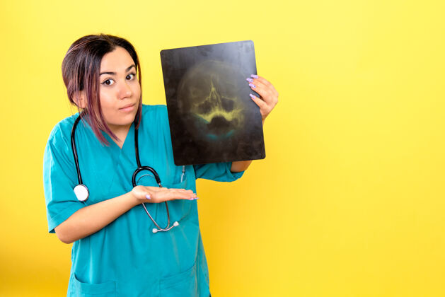 放射科医生放射科医师侧视图放射科医师谈论病人头部的x光成像工作病人人