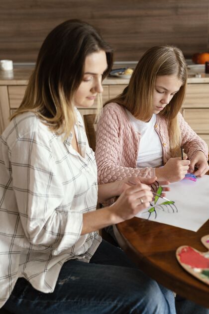 儿童中镜头的女人和孩子画蝴蝶绘画室内生活方式