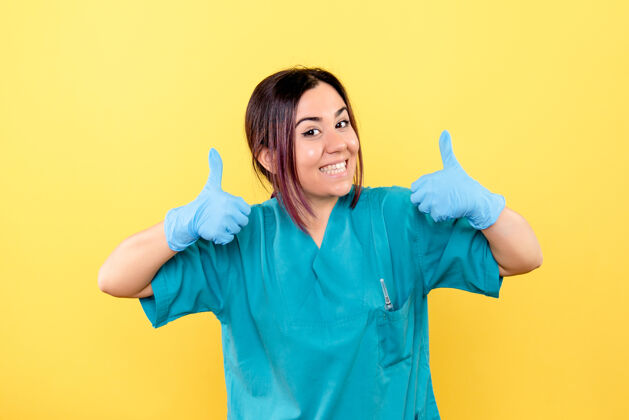 医学医生微笑的侧视图医生戴着医用手套正在谈论手套的重要性快乐肖像人