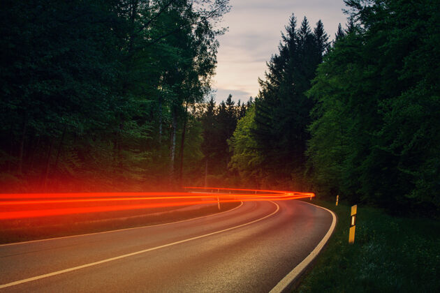 柏油路白天绿树之间的灰色柏油路 亮着红灯高速公路免费库存照片树