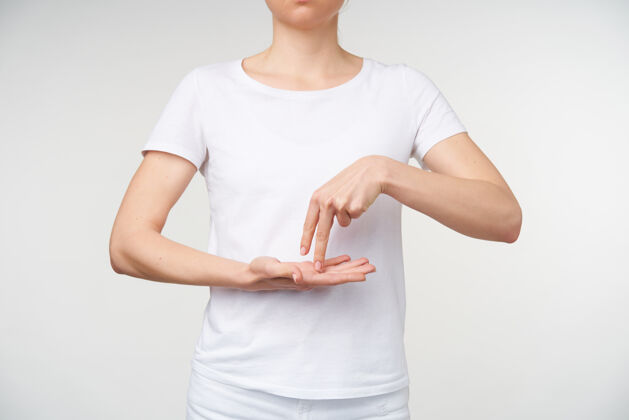 成人一张室内照片 年轻女子举着两个手指 用手语表达自己的想法 隔离在白色背景上白色交流女士