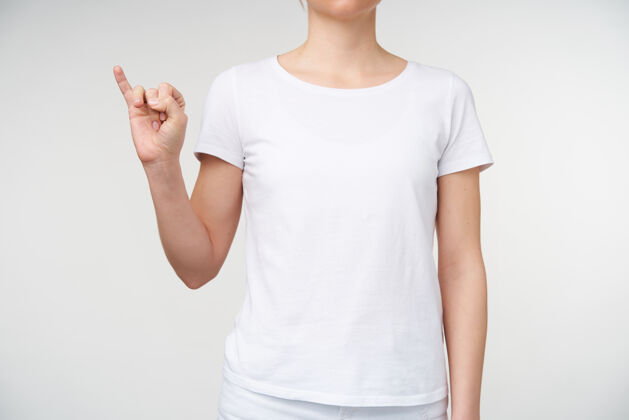 成人照片中的年轻女子穿着休闲服 竖起小手指 用手语指着字母i 被隔离在白色背景下语言身体提高