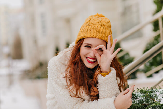 脸快乐的女模特在冬天玩得很开心快乐的高加索姜女在大自然中大笑成人特写时尚