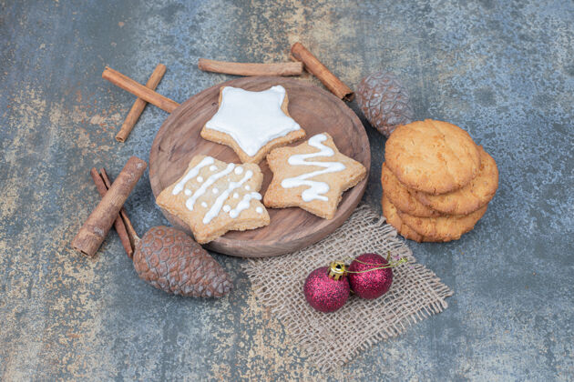 形状星型姜饼饼干与圣诞球盘高品质的照片闪闪发光球饼干