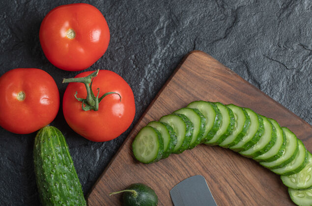 素食新鲜蔬菜切片在湿黑的桌子上番茄和黄瓜切片在木板上高品质的照片午餐晚餐新鲜