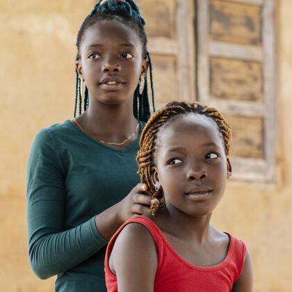 广场特写可爱的非洲女孩在户外女孩特写生活方式
