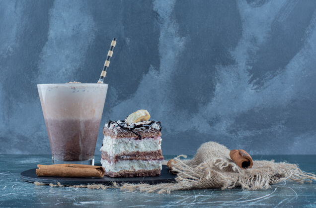 美味奶昔 蛋糕和肉桂在黑板上 蓝色背景高品质的照片牛奶糖奶油