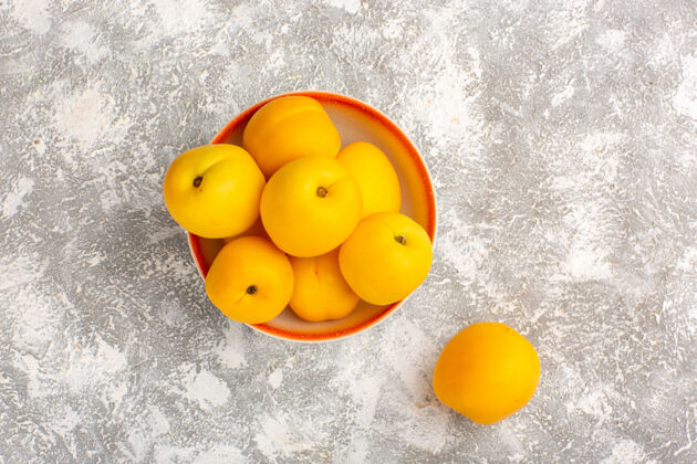 杏子顶视图新鲜甜杏黄色水果白色表面水果健康柠檬