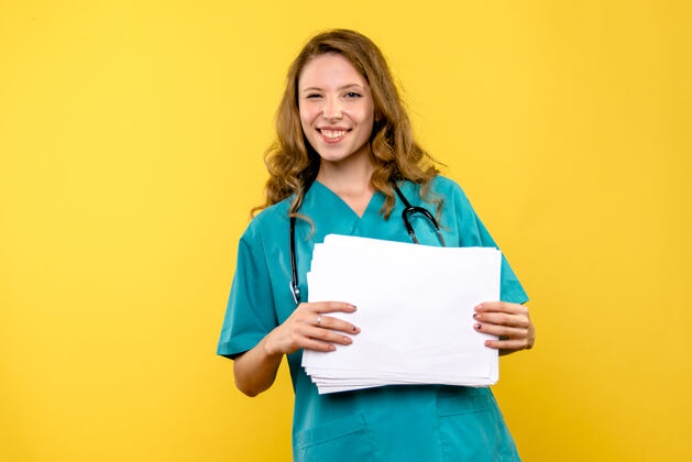 医院前视图女医生拿着文件在淡黄色的空间比赛微笑文件